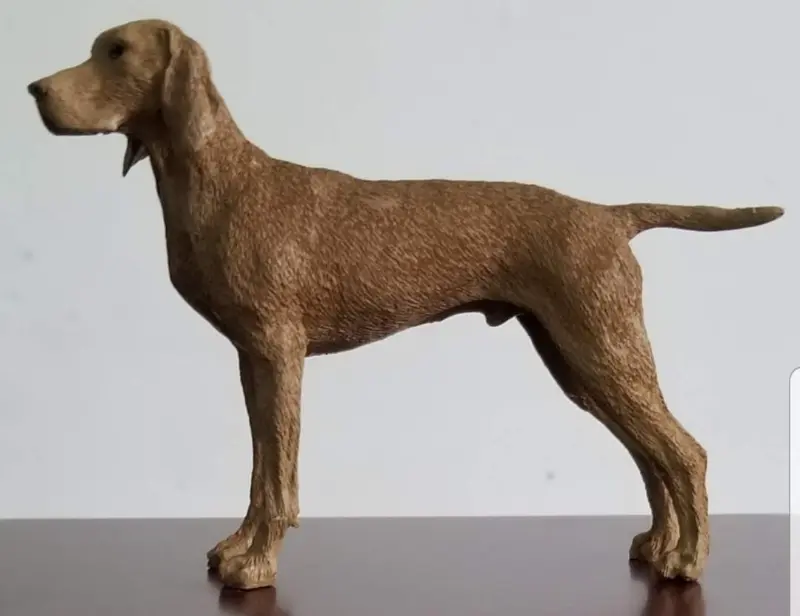 Vizsla dog figurine, side